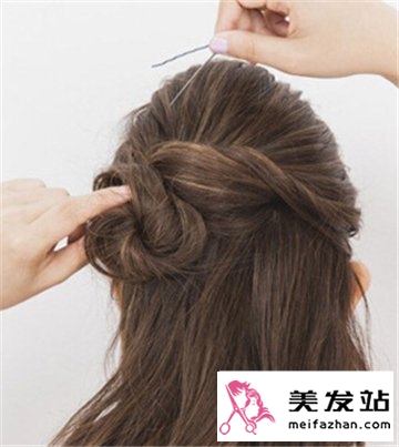 中长发怎么扎好看 夏季简单盘发清爽最关键