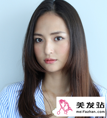 最新中分长直发发型 温婉动人女神范儿