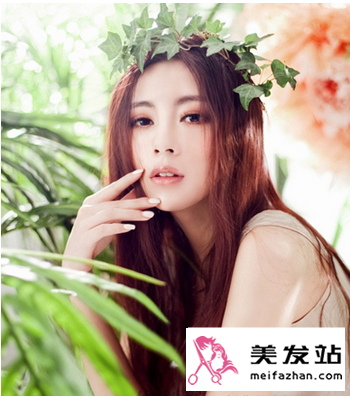 最新中分长直发发型 温婉动人女神范儿