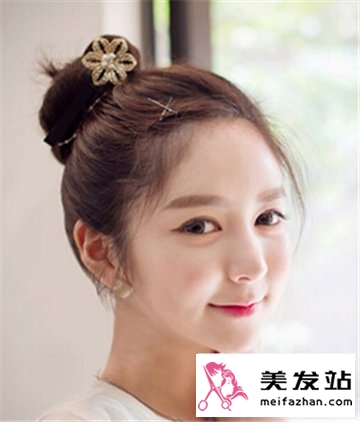 女生露额头扎发发型图片 既清爽甜美又显俏皮活力感