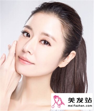 女生露额头扎发发型图片 既清爽甜美又显俏皮活力感