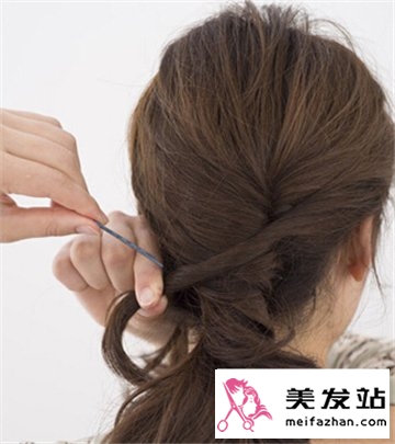 中长发怎么扎简单好看 扭转发辫发型轻松搞定约会