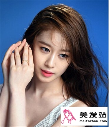 最具女人味的披肩发型图片 侧边长卷发最浪漫优雅