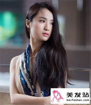 最具女人味的披肩发型图片 侧边长卷发最浪漫优雅