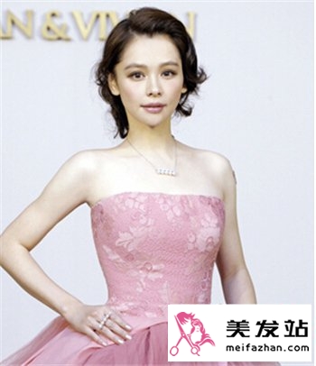 女式流行露额扎发发型 展示你满满的自信