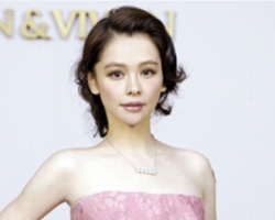 女士流行露额扎发发型 展示你满满的自信