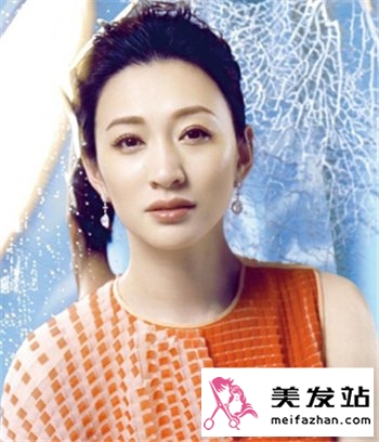 女式流行露额扎发发型 展示你满满的自信