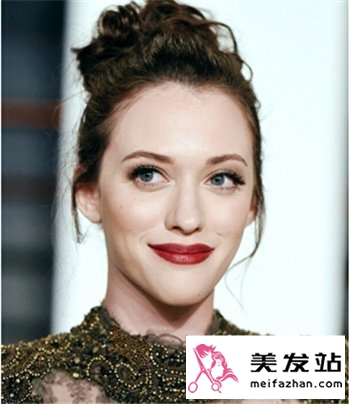 女式流行露额扎发发型 展示你满满的自信