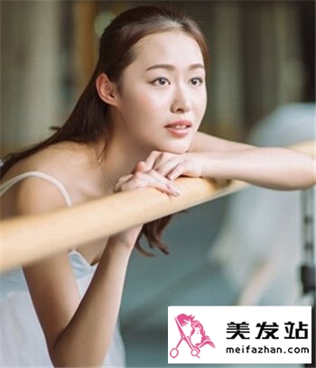 女式流行露额扎发发型 展示你满满的自信