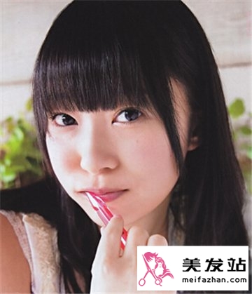 长脸瘦脸的女生发型 甜美齐刘海发型打造精致小脸