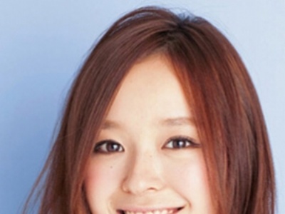 日系女生偏分中长发发型图片 时尚烫发发型修颜