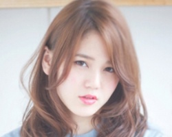 女生中长发烫发发型图片 时尚发型甜美吸睛