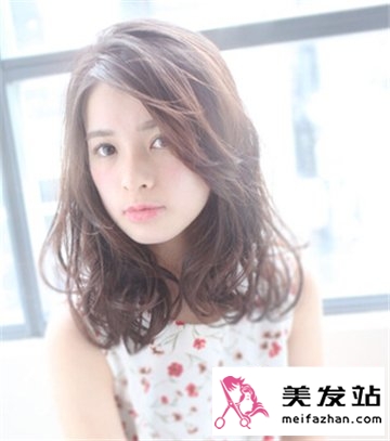 中长发烫发发型图片 