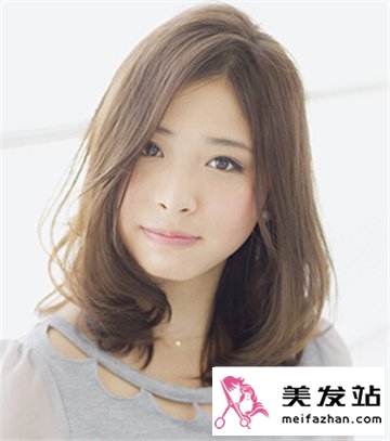 最新女生内扣蓬松发型图片 展现成熟女温婉气质风