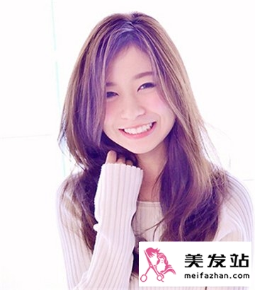 最新女生内扣蓬松发型图片 展现成熟女温婉气质风