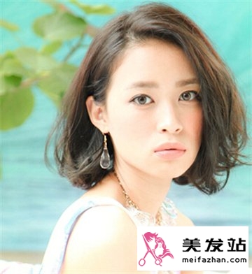 最新女生内扣蓬松发型图片 展现成熟女温婉气质风