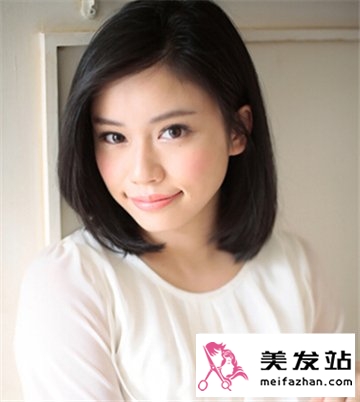 最新女生内扣蓬松发型图片 展现成熟女温婉气质风