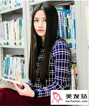 宽脸女生中分发型