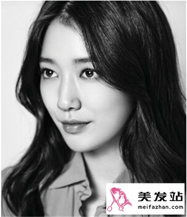 宽脸女生中分发型
