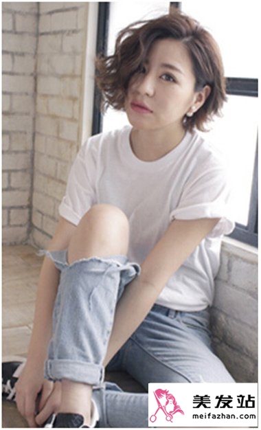 最新的女生短发烫发发型