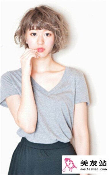 最新的女生短发烫发发型