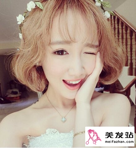 短发亚麻色