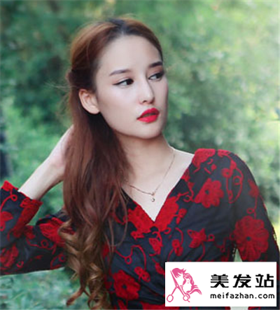 中分的鹅蛋脸造型设计