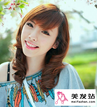 斜刘海女生发型