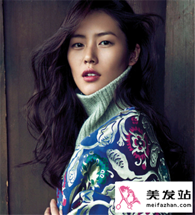 中长烫发发型