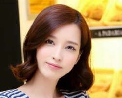 优雅中短发发型  魅力轻熟女必备的一款造型设计