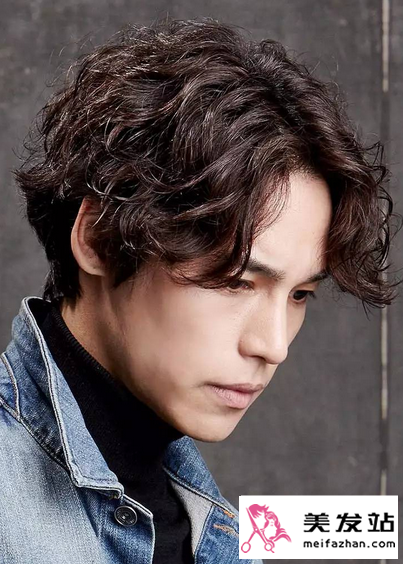 男生烫卷发