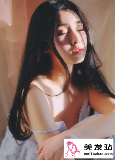 圆脸女生适合的发型