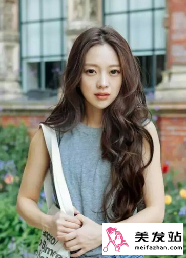 圆脸女生适合的发型