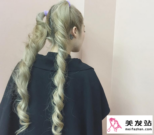活力双马尾卷发