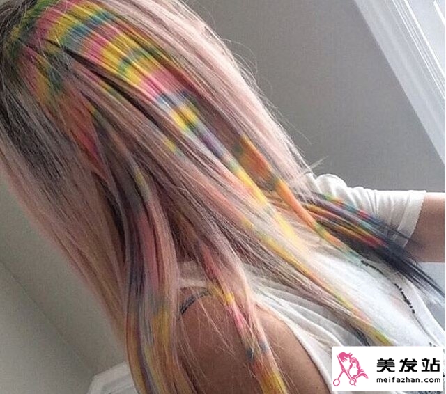 淡粉色