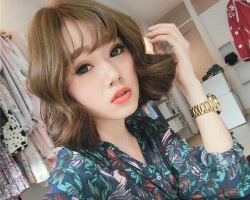括号外翻短卷发 新型女生短发