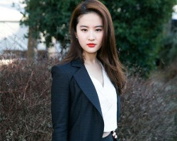 御姐范职场发型 轻熟优雅OL造型