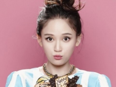 职场女生适合的露额盘发 打造气质时尚职场美女