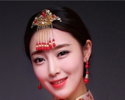 佩戴额饰的新娘发型 古风新娘发型完美诠释中式美