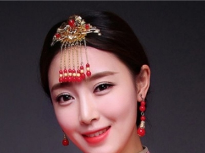 佩戴额饰的新娘发型 古风新娘发型完美诠释中式