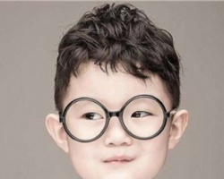 韩国男童卷发发型 时尚从幼儿开始培养