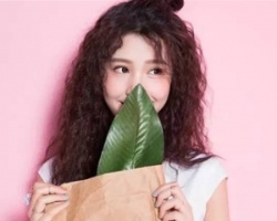 满头烫发型中长发 修颜显瘦打造潮女