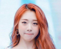 瘦脸且时髦的烫发发型 感受最别样的气质女神范