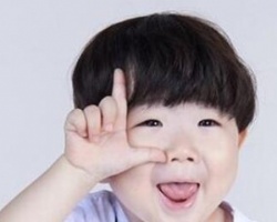 小男孩适合剪蘑菇头吗 呆萌可爱从小就是潮男