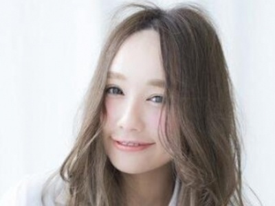 日系女生卷发发型 慵懒迷人韵味十足