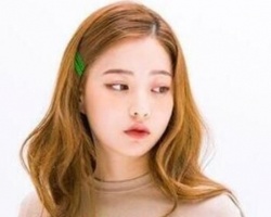 女生无刘海中长发 呈现完美五官充满自信