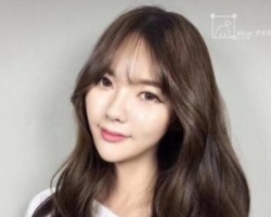 女生长发纹理烫发型 温柔可人打造淑女范