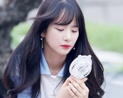 方脸女生适合什么卷发 试试中长卷发会有惊喜