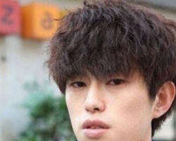 适合男生的烫发发型 小卷烫视觉发量变多显脸小