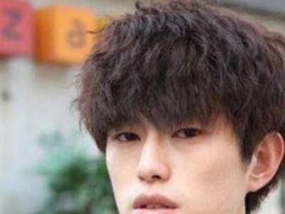 适合男生的烫发发型 小卷烫视觉发量变多显脸小